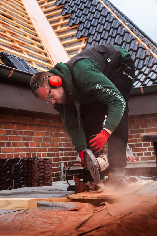 Dachdecker mit Ohrenschützern bei der Arbeit