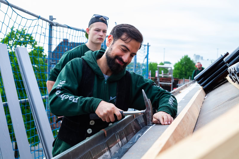 Zwei Dachdecker bei der Arbeit