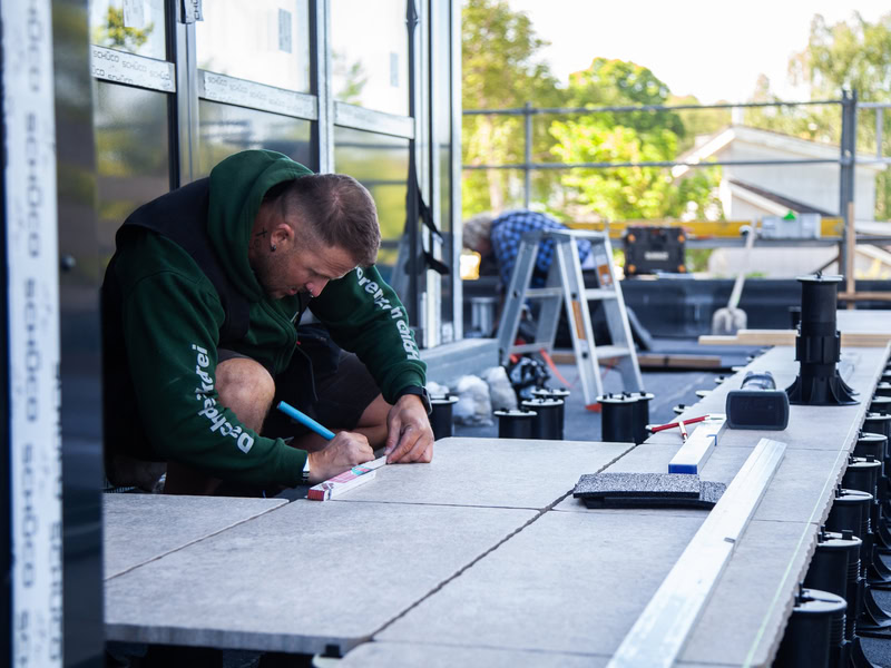 Dachdecker bei der Arbeit